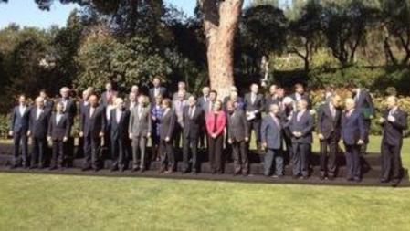 Foto de familia de los representantes de los países del arco Euromediterráneo que participan en la cumbre que tiene lugar en el Palau de Pedralbes.