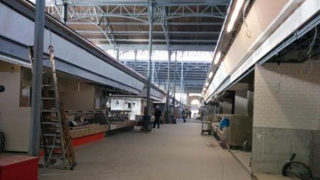 Últims detalls al Mercat del Ninot