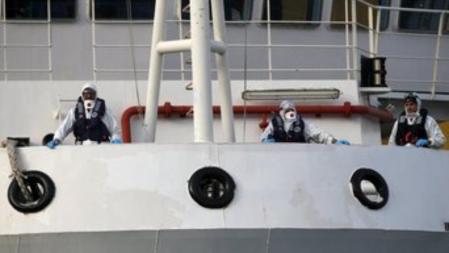 Guardacostas italianos, con mascarillas en el buque que transporta cadáveres de inmigrantes tras el naufragio del domingo