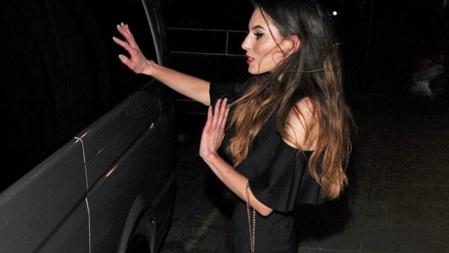 Una chica intenta llamar la atención de Louis Tomlinson