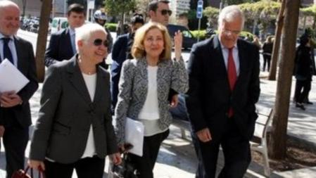 La fiscal general del Estado, Consuelo Madrigal, llega a la Ciutat de la Justícia de Barcelona, flanqueada por la fiscal jefe de Barcelona, Ana Magaldi, y el fiscal superior de Catalunya, José María Romero de Tejada.