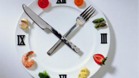 Se debe ingerir cinco comidas al día y cada tres horas aproximadamente