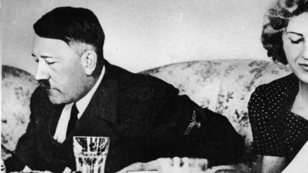 Adolf Hitler junto a Eva Braun en una escena cotidiana cuando aún eran amantes. La pareja contraería matrimonio el 28 de abril de 1945, dos días antes de suicidarse