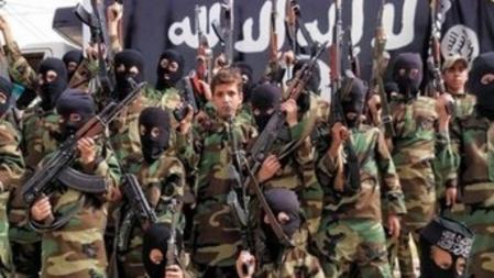Un grupo de niños del Estado Islámico posan armados y vestidos de militares
