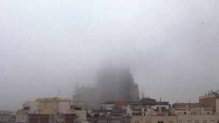 La niebla no dejaba ni ver la Sagrada Família
