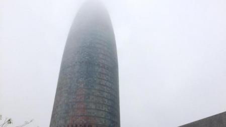 Niebla en Glòries, costaba apreciar la Torre Agbar