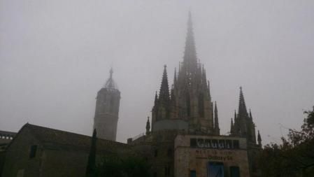 La densa niebla ha tapado este lunes la ciudad de Barcelona