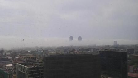 La niebla engulle la Torres Mapfre y el Hotel Arts