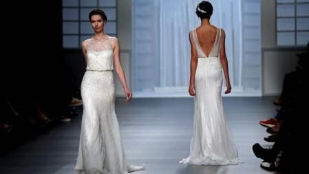 Unas modelos lucen unos vestidos de novia de Rosa Clará que hoy ha presentado su colección para 2016 en la Barcelona Bridal Week