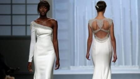 Unas modelos lucen unos vestidos de novia de Rosa Clará que hoy ha presentado su colección para 2016 en la Barcelona Bridal Week