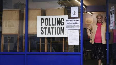 Una mujer abandona un colegio electoral en Oxford (ReinoUnido) este jueves