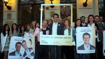 Imagen del acto de inicio de la campaña de la candidatura de CiU ante la Paeria. El alcaldable Toni Postius entre la número 2 Carme Culleré y el número 3 Paco Cerdà, de Unió
