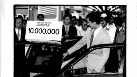El Príncipe Felipe de Asturias asiste en la fábrica SEAT de la Zona Franca barcelonesa a la presentación del automóvil 10.0000