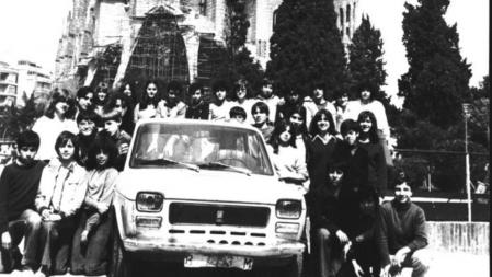 Récord de capacidad en un automóvil. 30 personas en un SEAT 127 (Década 70')