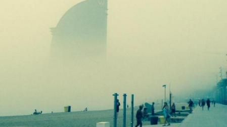 Intensos bancos de niebla en el litoral barcelonés