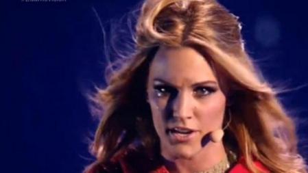 Edurne, emocionada durante el Festival de Eurovisión, no puede reprimir una lágrima mientra actúa