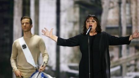 La cantante Lisa Angell de Francia canta 