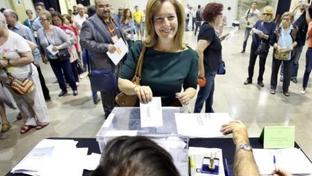 La candidata de Ciutadans a la alcaldía de Barcelona, Carina Mejías, deposita su voto para las elecciones del 24M en el Casinet de Hostafrans