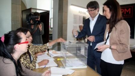 El candidato de CiU en Girona, Carles Puigdemont, ha ido a votar con su mujer en la Casa de Cultura