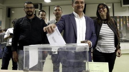 El candidato de ERC a la alcaldía de Barcelona, Alfred Bosch (2d), deposita su voto en un colegio electoral de Barcelona.