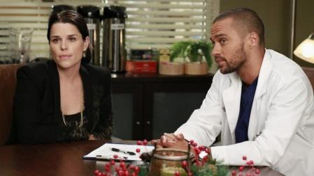 La muerte de Derek, una buena excusa para recuperar la hermana interpretada por Neve Campbell.