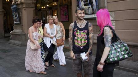 Una imagen en frente del Liceu de las diferentes culturas que se cruzan cada día en Barcelona
