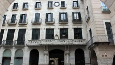 Fachada del Ayuntamiento de Girona en la plaza de Vi