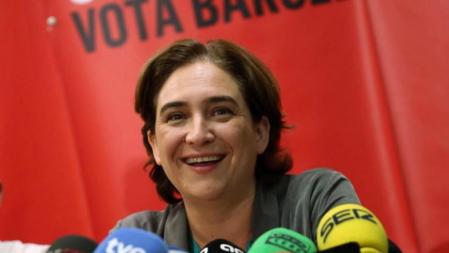 La alcaldable por Barcelona en Comú, Ada Colau, durante la rueda de prensa que ha ofrecido, en la que ha anunciado que dará prioridad a acuerdos con el PSC, ERC y la CUP.