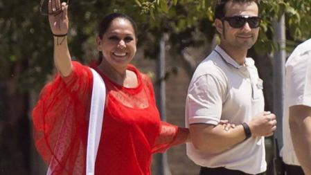 La tonadillera Isabel Pantoja ha salido a las 13:15 horas de la prisión de Alcalá de Guadaira (Sevilla), en la que ingresó el 21 de noviembre de 2014, para disfrutar de un permiso de cuatro días. Pantoja cumple en la cárcel sevillana una pena de dos años por blanqueo de capitales y este primer permiso ordinario se le ha concedido tras haber cumplido, como es preceptivo, una cuarta parte de la condena.