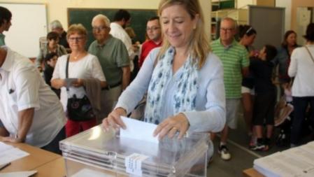 La líder de CiU en Vilanova i la Geltrú, Neus lloveras, votando en las elecciones del 24M