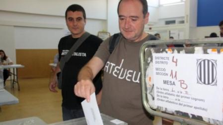 El número uno de la CUP en Vilanova, Josep Maria Domènech, votando en los comicios municipales