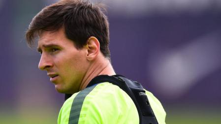 Leo Messi, en 2015, ya se se entrenaba con un chaleco GPS.&nbsp;