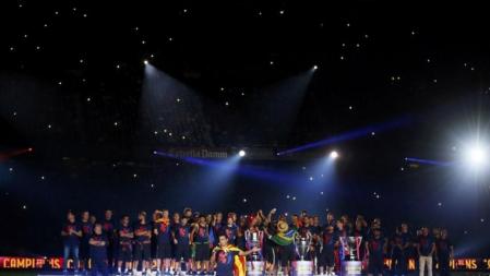 Los jugadores del Barça durante la celebración del triplete en el Camp Nou