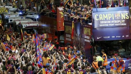 Las calles de Barcelona se tiñen de azulgrana con la fiesta de los 'tri-campeones'