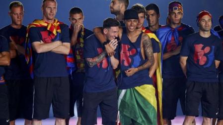 Lionel Messi celebra con sus compañeros en el Camp Nou el triplete