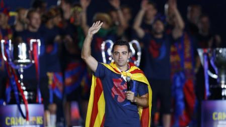 Xavi Hernandez dirige unas palabras al Camp Nou