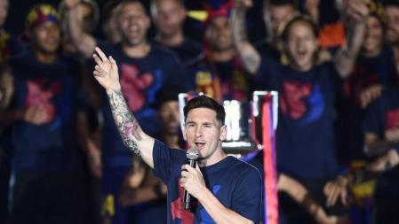 Messi dirige unas palabras a los aficionados en el Camp Nou