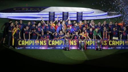 Los jugadores del Barça posan en el Camp Nou durante la celebración del triplete