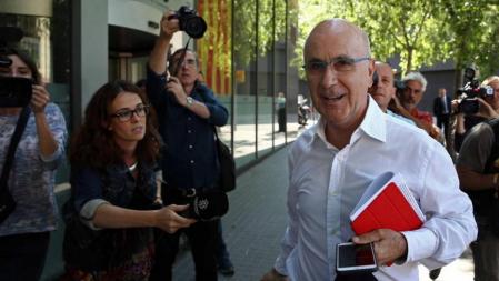 El líder de Unió, Josep Antoni Duran Lleida, abandona la sede de su partido tras la reunión en la que se ha acordado la marcha de sus consellers del Govern