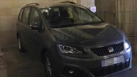 El nuevo coche de Colau, aparcado en el patio del Ayuntamiento