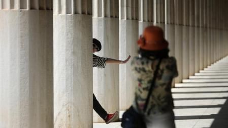 Dos turistas en el Ágora Romana de Atenas el día del referéndum griego