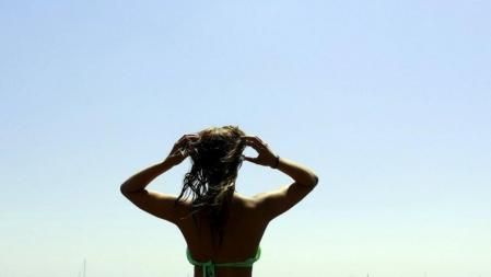 Una turista disfruta en una playa de Santorini el día del referéndum de Grecia