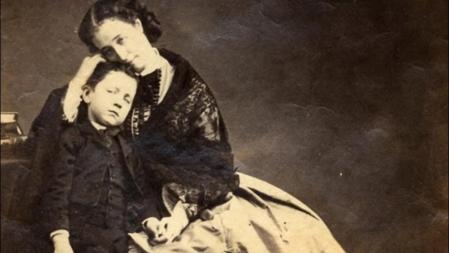 Eugenia de Montijo, emperatriz de Francia, retratada junto a su hijo Luis Eugenio.&nbsp;