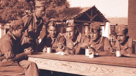 Quintos realizando la mili en 1945