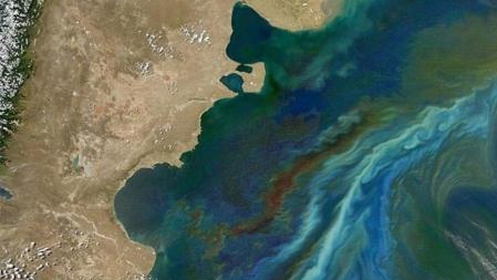 El plancton ilumina las nubes sobre el océano