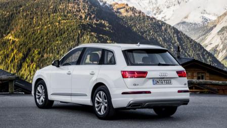 El sistema cross traffic del Q7 detecta vehículos al salir marcha atrás en un aparcamiento&nbsp;