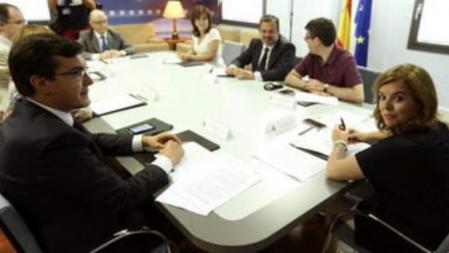 La vicepresidenta del Gobierno, Soraya Sáenz de Santamaría (d), durante la reunión que ha mantenido hoy con el ministro de Hacienda Cristóbal Montoro, para preparar la presentación del Proyecto de Ley de Presupuestos Generales del Estado para 2016.