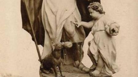 Fotografía antigua de la imagen de Sant Roc con su perro azul, que caracterizó la plaza Nova de Barcelona durante el siglo XIX