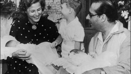 Ingrid posa junto a su esposo Roberto Rossellini en 1952. De la unión nacieron Robertino y las gemelas Isabella, futuramodelo y actriz e Isotta. ¿Roberto Rossellini estaba tonteando al menos con cinco mujeres¿,empezando por AnnaMagnani, su amante desde1944. De este haré nIngrid no sabía nada cuando lo conoció¿
