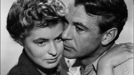 Ingrid Bergman posa junto a su paternaire, Gary Cooper en 'Por quién doblan las campanas' dirigida or Sam Wood en 1943. Basada en la obra homónima de Ernest Hemingway se desarrollaba durante el transcurso de la Guerra Civil Española. El film tuvo nueve nominaciones a los Premios Óscar, incluida Mejor Película. Cuenta la leyenda que Ingrid estaba profundamente enamorada del galán, lo que explicaría el profundo sentimiento que impregna las emotivas escenas de la cinta protagonizadas por ambas estrellas.